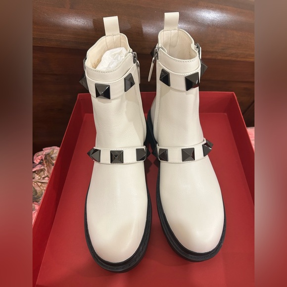 BNWT AND BOX VALENTINO ROMAN STUD COMBAT BOOTS size 41 - Picture 4 of 8
